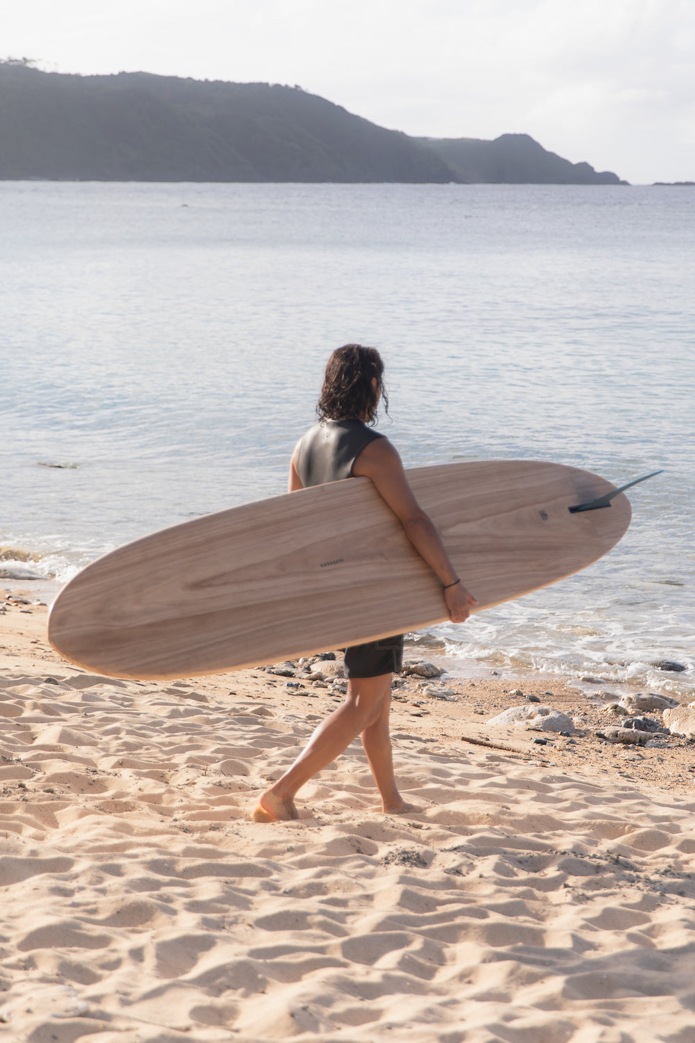 Classic longboard surfing with single fin