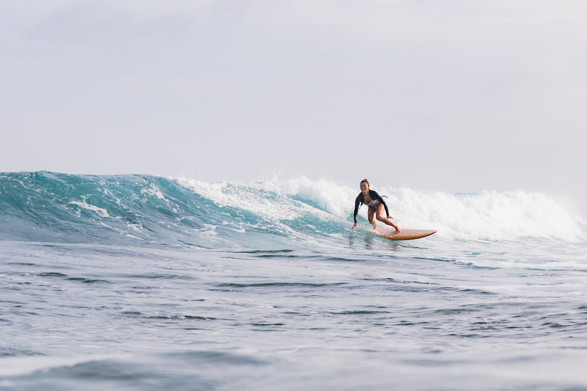 Surfer performing a turn demonstrating properly functioning fins